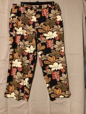 Bay Studio Women’s Capri Pants Leaf Design Comfort Fit Size 10